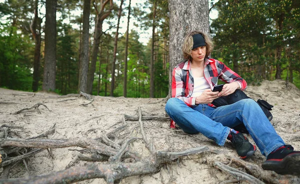 Männlicher Tourist Mit Smartphone Ruht Wald — Stockfoto