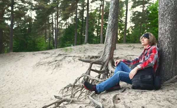 Turista Masculino Descansando Bosque —  Fotos de Stock