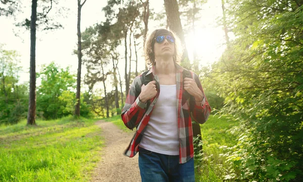 Homem Com Mochila Óculos Sol Floresta Arco Tiro — Fotografia de Stock