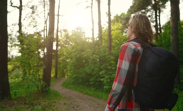 Man Med Ryggsäck Och Solglasögon Skogen Bågskytte — Stockfoto