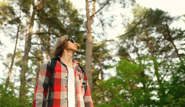 Hombre Con Mochila Gafas Sol Bosque Arco Disparar — Foto de Stock