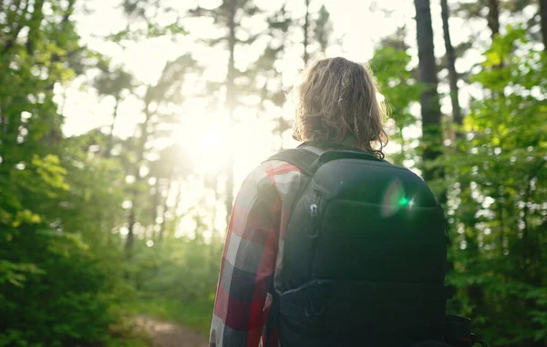 Mann Mit Rucksack Und Sonnenbrille Wald Bogenschießen — Stockfoto