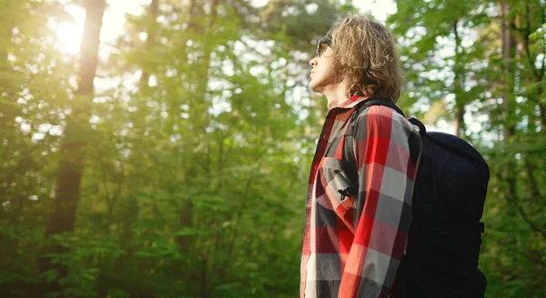 Mann Mit Rucksack Und Sonnenbrille Wald Bogenschießen — Stockfoto