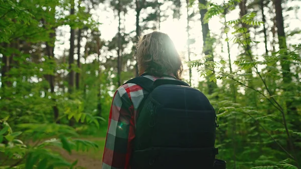 Homme Avec Sac Dos Lunettes Soleil Dans Les Bois Tir — Photo