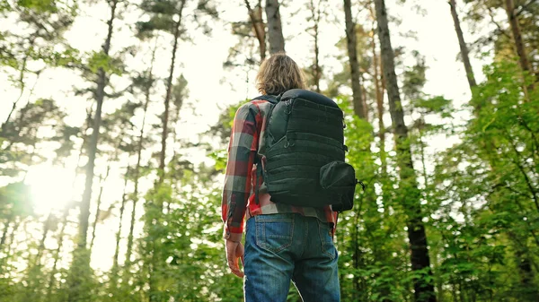 Homem Com Mochila Óculos Sol Floresta Arco Tiro — Fotografia de Stock