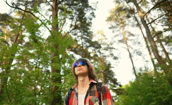 Man Backpack Sunglasses Woods Arc Shoot — Stock Photo, Image