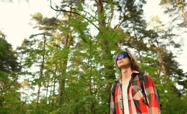 Άντρας Σακίδιο Και Γυαλιά Ηλίου Στο Δάσος Πυροβολισμός Τόξου — Φωτογραφία Αρχείου