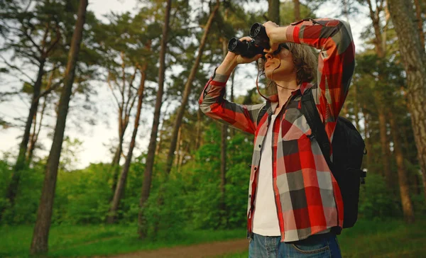 Uomo Con Zaino Binocolo Nella Foresta — Foto Stock