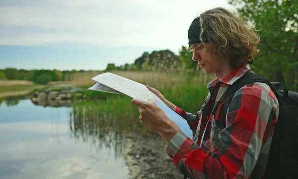 Чоловічий Турист Картою Біля Озера — стокове фото