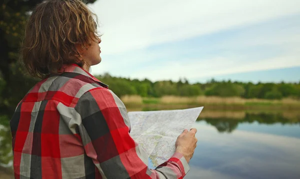 Touriste Masculin Avec Carte Bord Lac — Photo