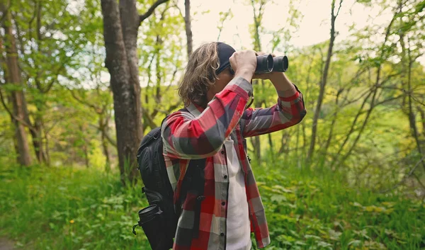 Uomo Con Zaino Binocolo Nella Foresta — Foto Stock