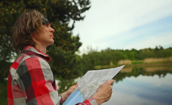 Άνδρας Τουρίστας Χάρτη Δίπλα Στη Λίμνη — Φωτογραφία Αρχείου