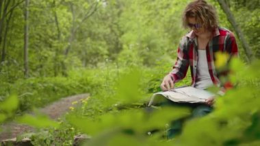 Adam pusula ve haritayla oturur. Yönlendirme.