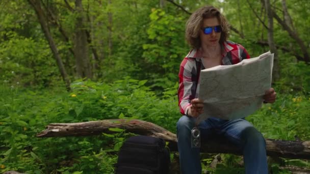 Turista Masculino Con Mapa Bosque — Vídeos de Stock