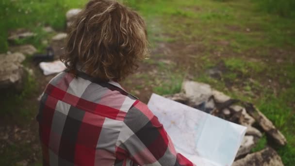 Hombre Con Mapa Sienta Frente Hoguera Bosque — Vídeos de Stock