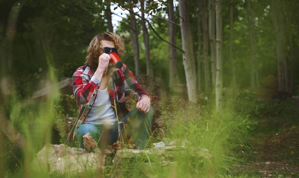 Homem Com Caneca Térmica Perto Fogueira Floresta — Fotografia de Stock