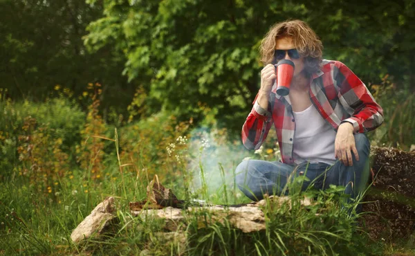 Hombre Con Taza Termo Junto Hoguera Bosque —  Fotos de Stock