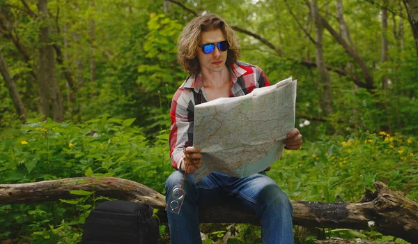 Touriste Masculin Avec Carte Dans Forêt — Photo