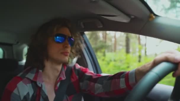 Homem Óculos Azuis Dirigindo Carro — Vídeo de Stock