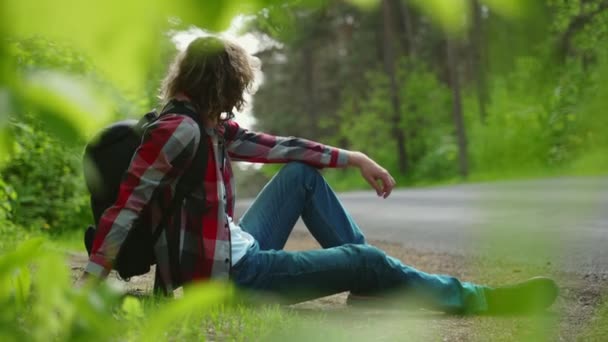 Touriste Masculin Reposant Bord Route Dans Les Bois — Video