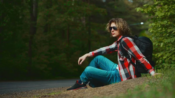 Touriste Masculin Reposant Bord Route Dans Les Bois — Photo