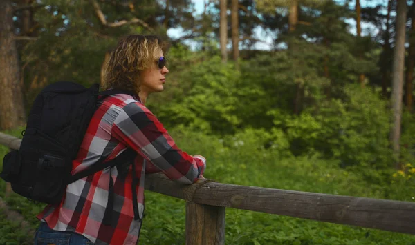 Man Toerist Met Rugzak Genieten Van Natuur — Stockfoto