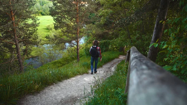 Männlicher Tourist Mit Rucksack Läuft Auf Waldweg — Stockfoto