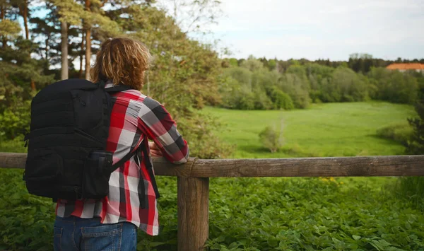 Manlig Turist Med Ryggsäck Njuter Naturen — Stockfoto