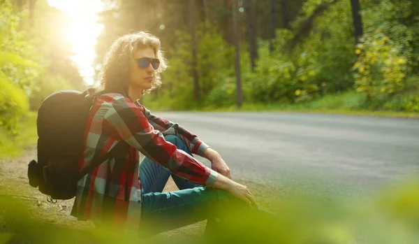 Touriste Masculin Reposant Bord Route Dans Les Bois — Photo