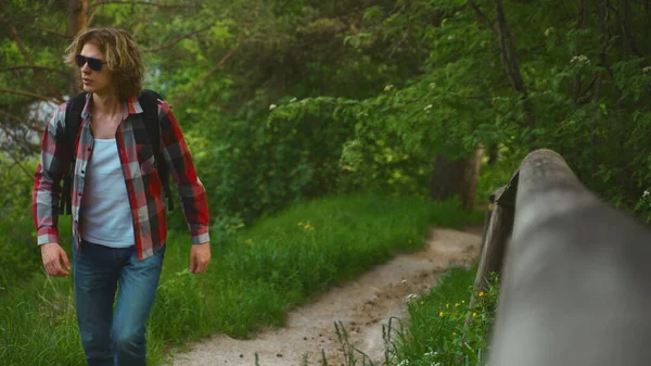 Turista Masculino Con Mochila Caminando Por Sendero Del Bosque — Foto de Stock