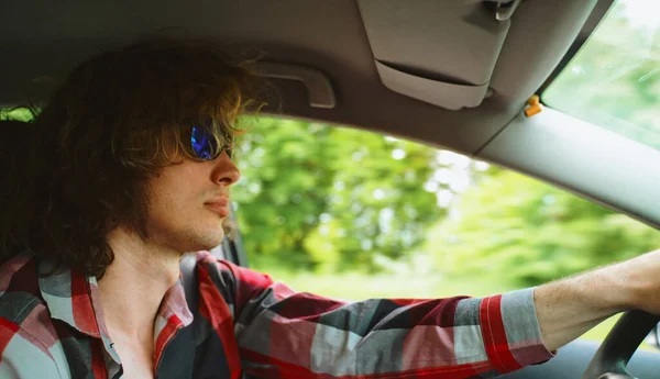 Muž Modrých Slunečních Brýlích Řídí Auto — Stock fotografie