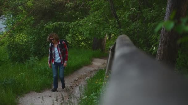 Turista Maschio Con Zaino Piedi Lungo Sentiero Forestale — Video Stock