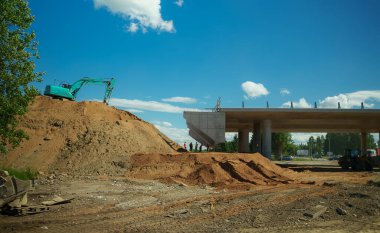 Şehirdeki yol kavşağının inşaatı.