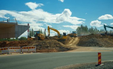 Şehirdeki yol kavşağının inşaatı.