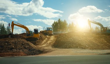Şehirdeki yol kavşağının inşaatı.