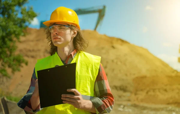 Bauarbeiter Mit Unterlagen Über Den Hintergrund Einer Baustelle Einer Straßenkreuzung — Stockfoto