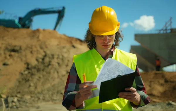 Construction Engineer Documents Road Junction Construction Site — Stock Photo, Image
