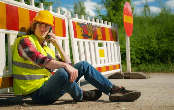 Mannelijke Werknemer Hardhat Hoge Vis Jas Met Behulp Van Smartphone — Stockfoto