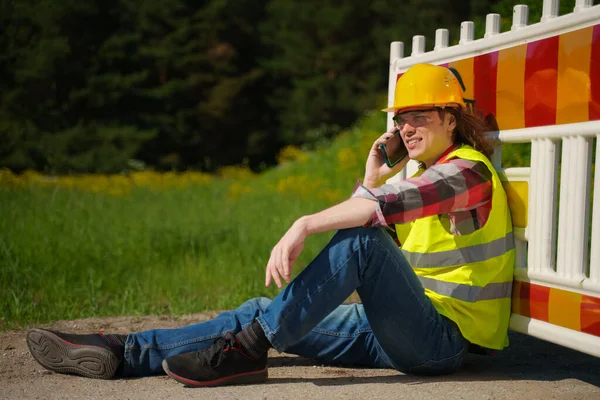 Male Worker Hardhat High Vis Jacket Using Smartphone — Stock Photo, Image