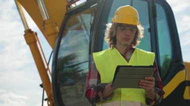 Tablet pc kullanarak sabit kaskta kazıcı operatörü.