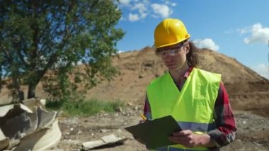 Yol kavşağı inşaat sahasında belgeleri olan inşaat mühendisi..