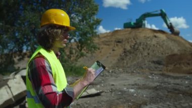 Endüstriyel taş ocağında belgeleri olan bir erkek müteahhit..