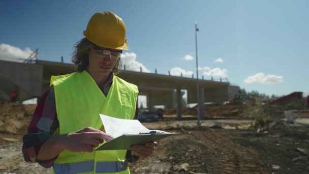 持有道路交汇处工地文件的建筑工程师 — 图库视频影像