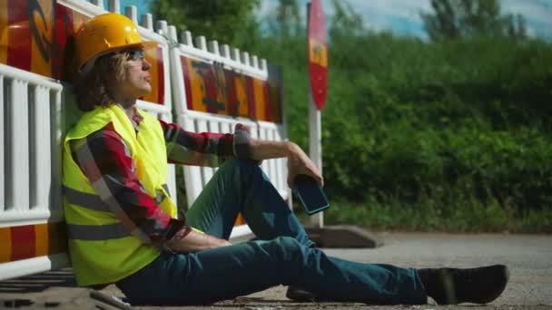 Trabajador Varón Cansado Usando Teléfono Inteligente Descanso — Vídeo de stock