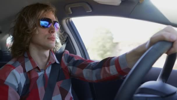 Людина Блакитних Сонцезахисних Окулярах Кермом Автомобіля — стокове відео