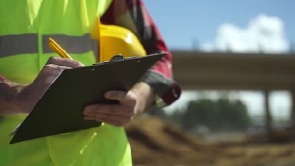 Constructor Con Casco Inspecciona Sitio Construcción Primer Plano — Vídeo de stock