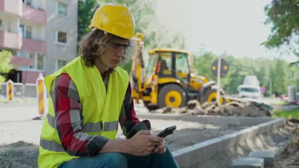 Trabalhador Masculino Cansado Usando Smartphone Uma Pausa — Vídeo de Stock