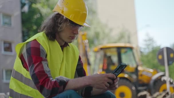 Trabajador Varón Cansado Usando Teléfono Inteligente Descanso — Vídeo de stock