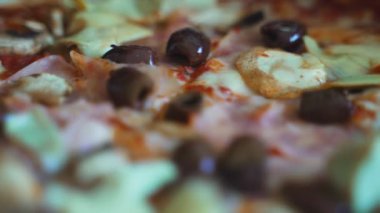 Zeytinli ve mantarlı pizza. Yakın çekim görünümü.