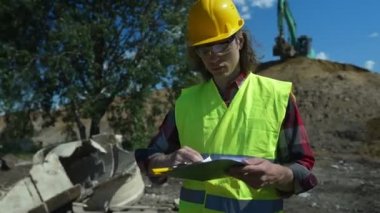 Yol kavşağı inşaat sahasında belgeleri olan inşaat mühendisi..
